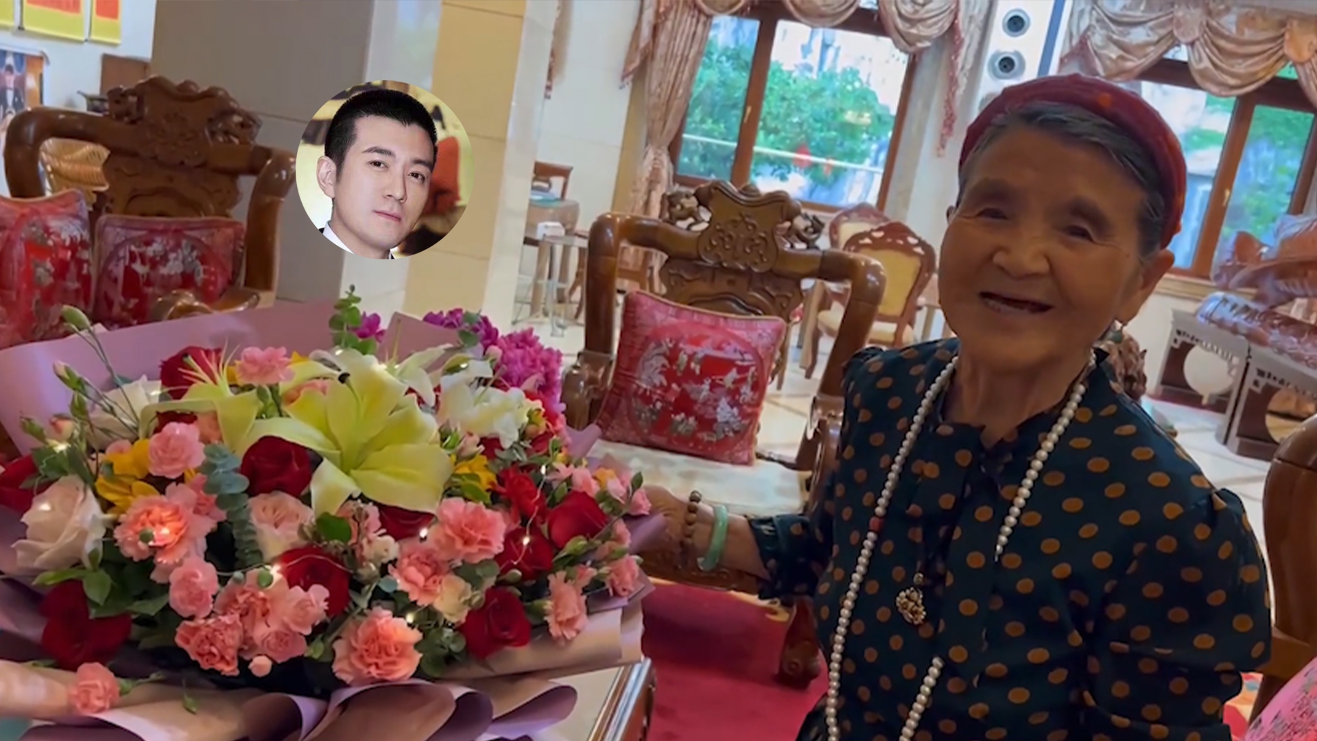 杨子送花给妈妈表孝心88岁杨妈精神硬朗豪宅大到说话有回音