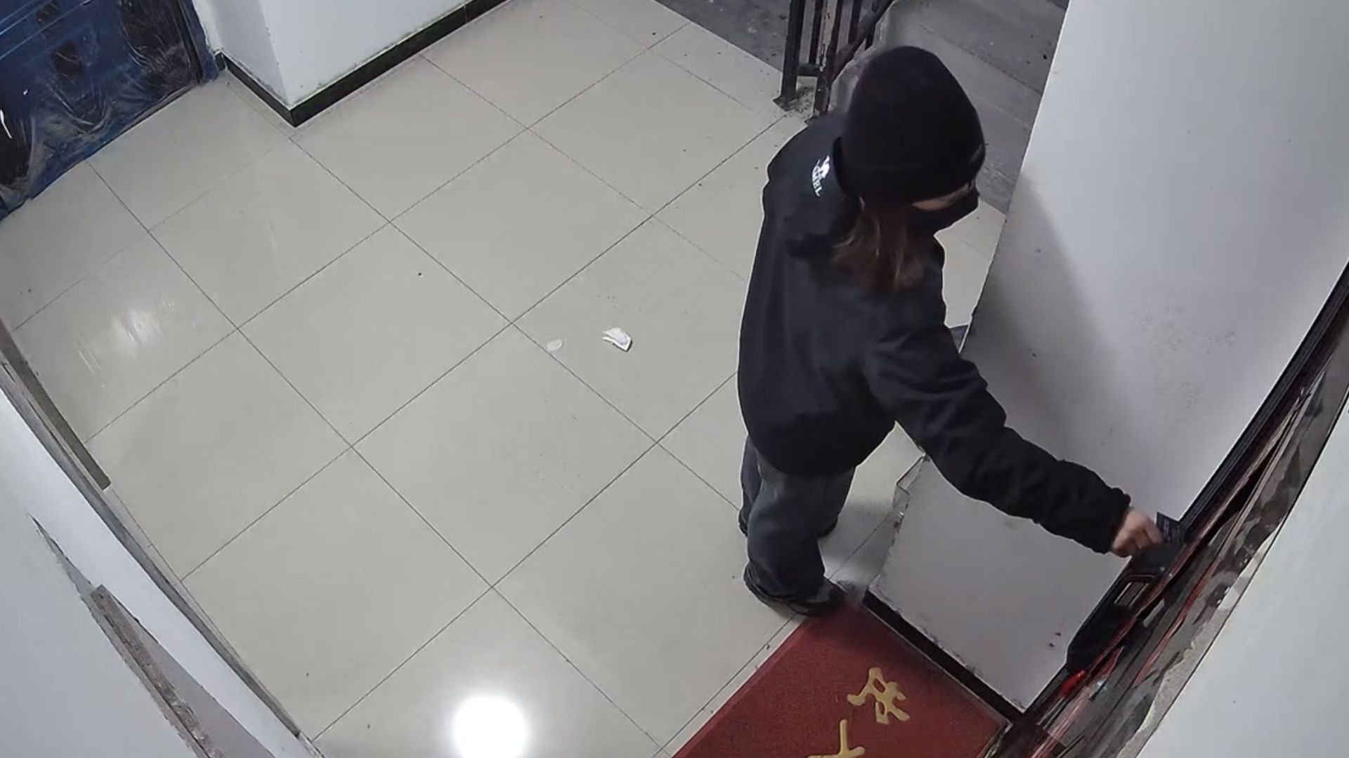 陌生人裹得严实往门缝塞卡片,女子碰巧开门,被吓得尖叫_新浪新闻
