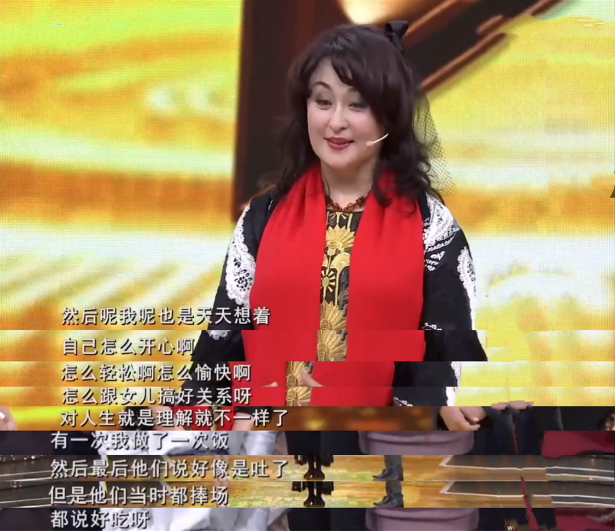 51岁王璐瑶富态十足显丰满,琥珀吊坠比鸡蛋大,豪宅奢华似宫殿