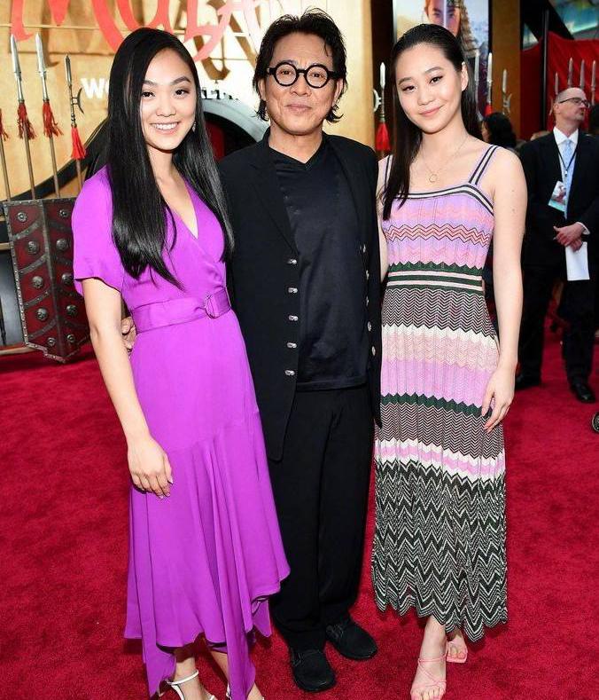 56岁李连杰携女一起走红毯,两个女儿身高抢眼,颜值在线