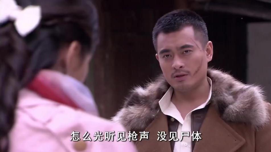 箭在弦上:荣意想要救荣树拿枪怼着吕良彪,可惜良彪却丝毫不怕