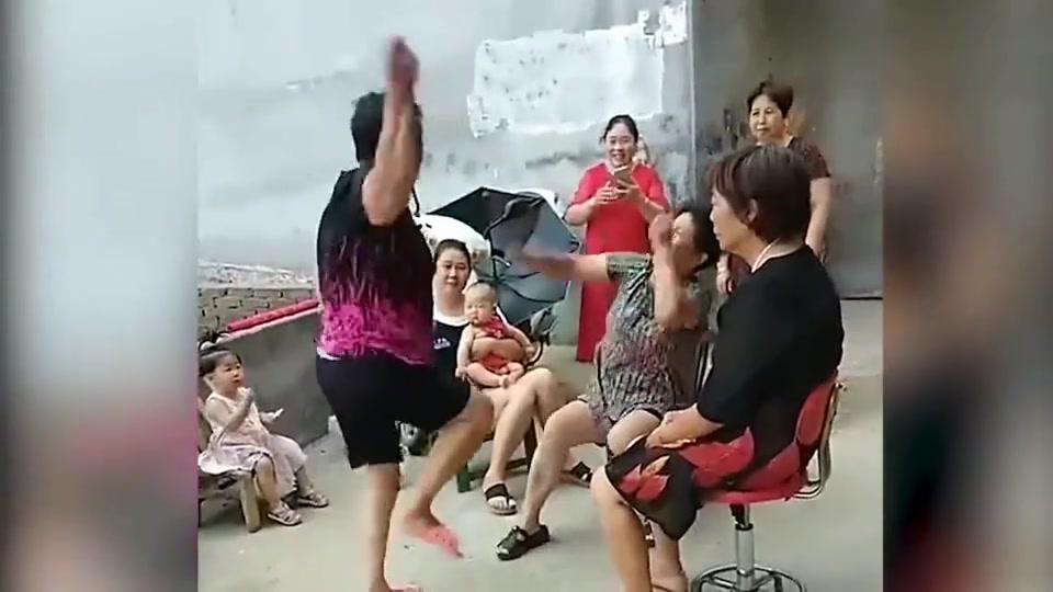 盘点11位农村大妈花式吵架现场,看到我实在笑不动了