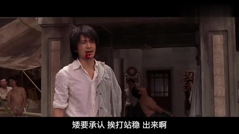 功夫:星爷单挑吃亏想逃跑,被包租婆逮个正着,拿着拖鞋一顿暴打