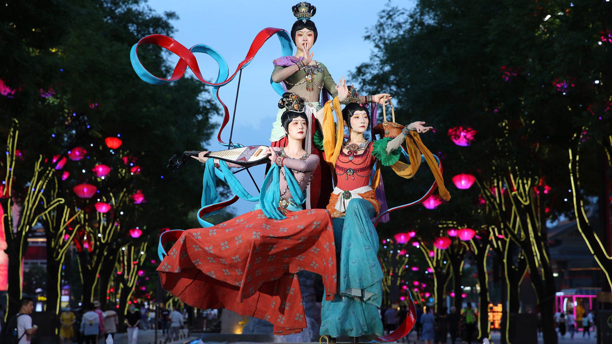 实拍大唐不夜城飞天表演,3位95后妹子悬浮半空成仙女