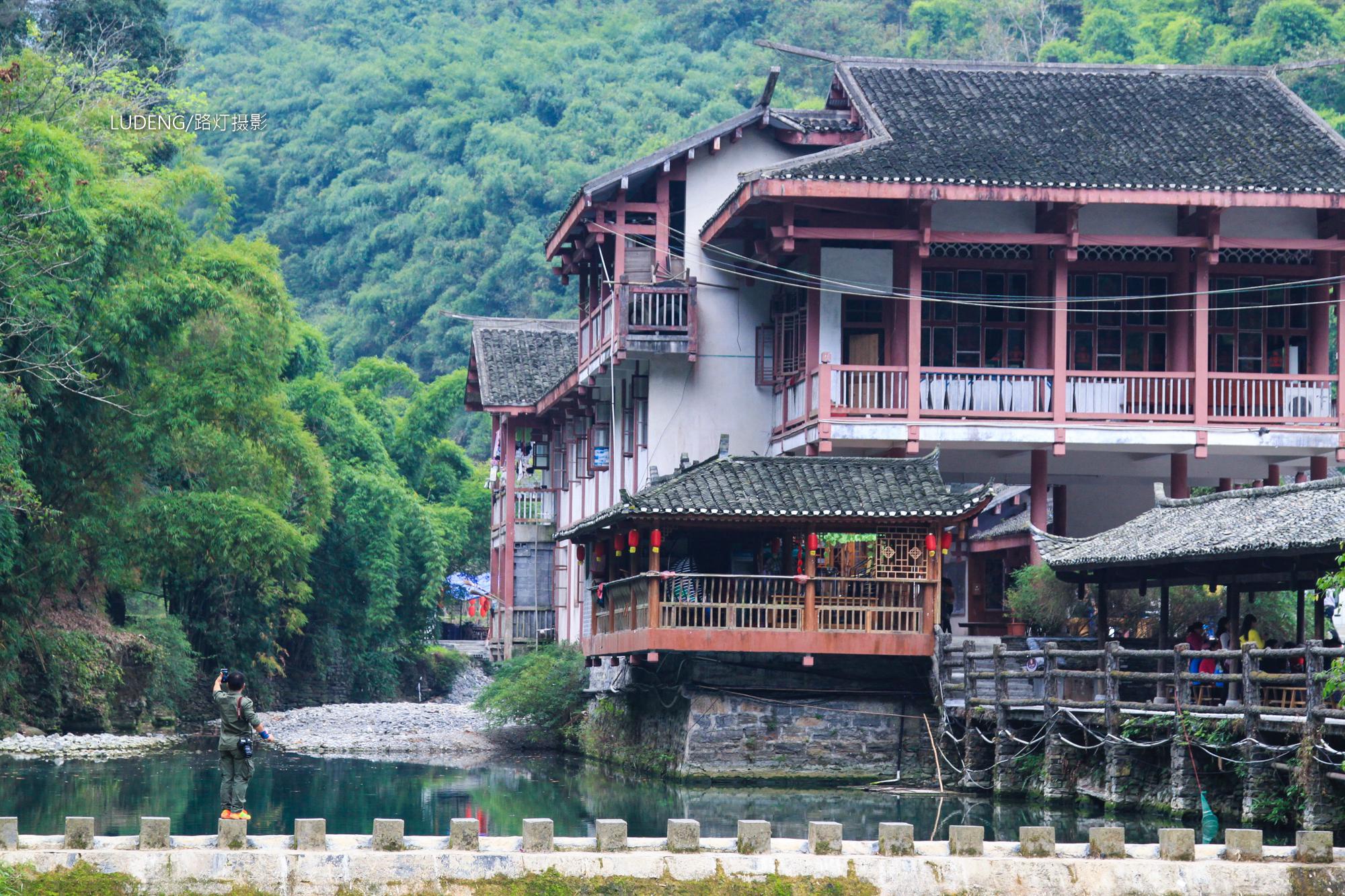 湖南最神秘的苗寨,建于绝壁悬崖之间,风光秀美被誉"小张家界"