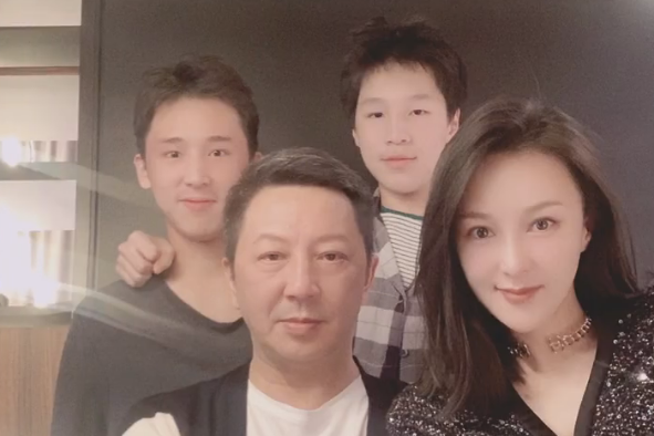 "梦萍"乐珈彤罕秀幸福,与富豪老公甜蜜相依,小儿子像极妈妈