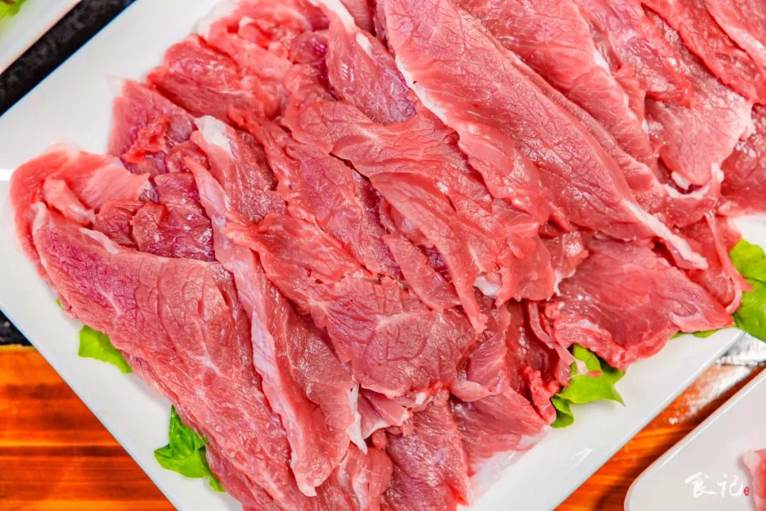 羊里脊肉是整只羊身上最精华的部分,一只羊身上仅有这一小条里脊肉,再