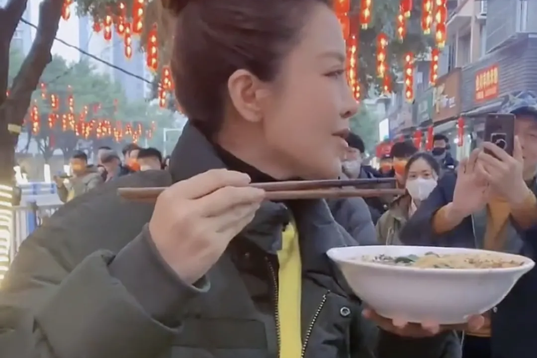 央视女主播重庆1段街拍视频流出，打脸多少人：越谦卑，越高贵