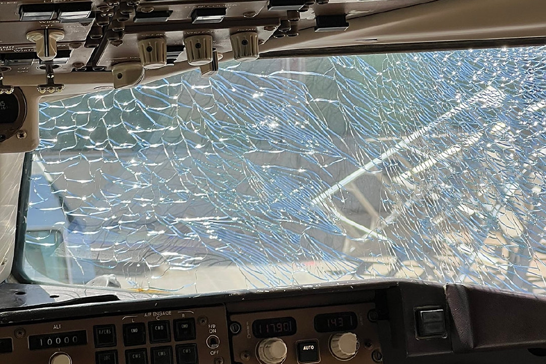 飞机挡风玻璃破裂!又是波音:美国航班载198人,万米高空迫降