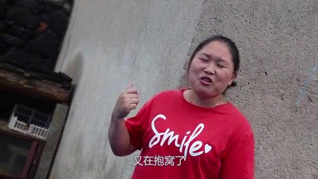 胖妹拿鸡蛋"整蛊"大洋,随后一人吃独食,6个灌饼下肚,真管饱