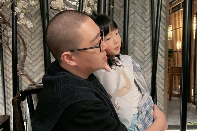 林宁瑞晒家庭幸福,郝劭文抱继女一起吃饭,关系亲密胜似亲生|郝劭文|继女|未婚妻_新浪新闻