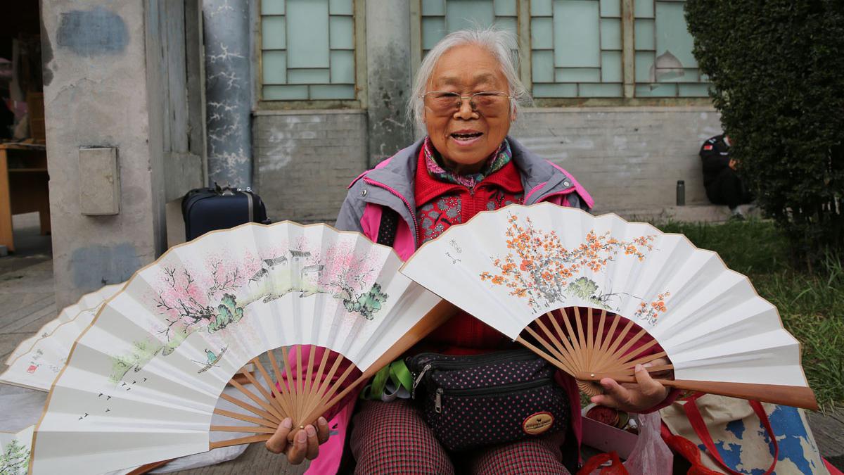 西安书院门77岁扇子奶奶街头画画图开心还能挣个纸墨钱