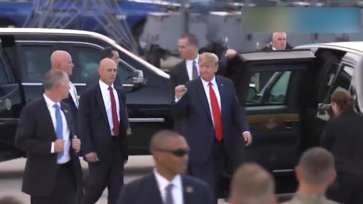 见识下美国总统的保镖团队,走到哪跟到哪,时刻观察人群的动向!