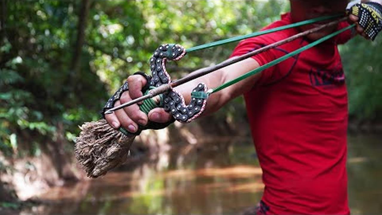 用链条和竹根制作强大的弹弓捕鱼一抓一个准
