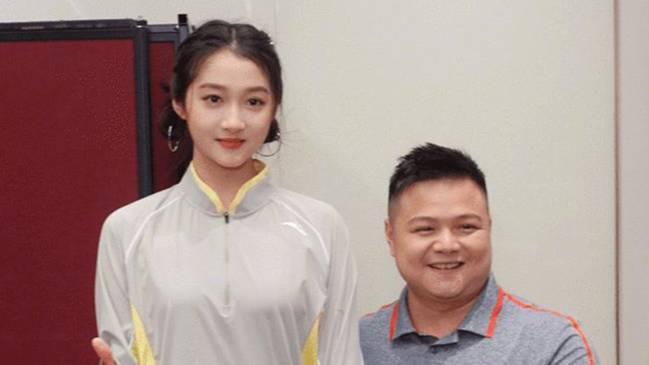 关晓彤晒与奥运冠军合影,抿嘴笑双手交握略显羞涩,皮肤白皙红润