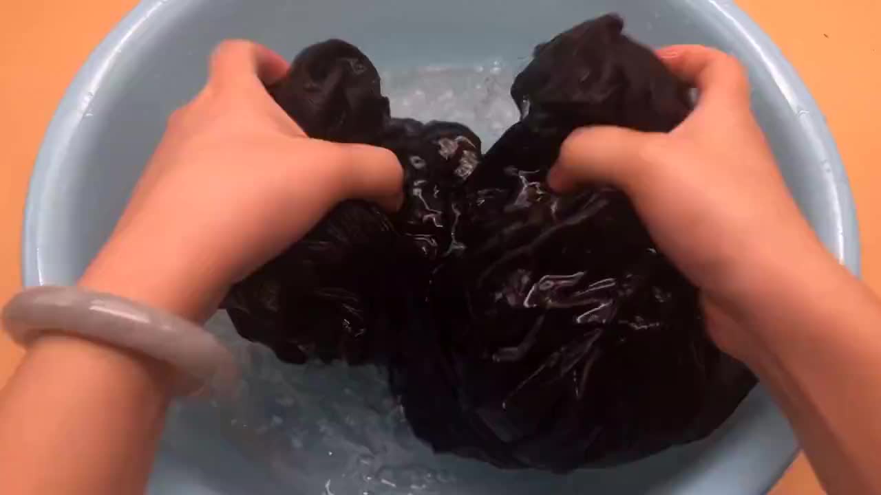 盘点黑色衣服掉色正常吗_黑色掉色衣服怎么洗才能不掉色-第2张图片-潮百科
