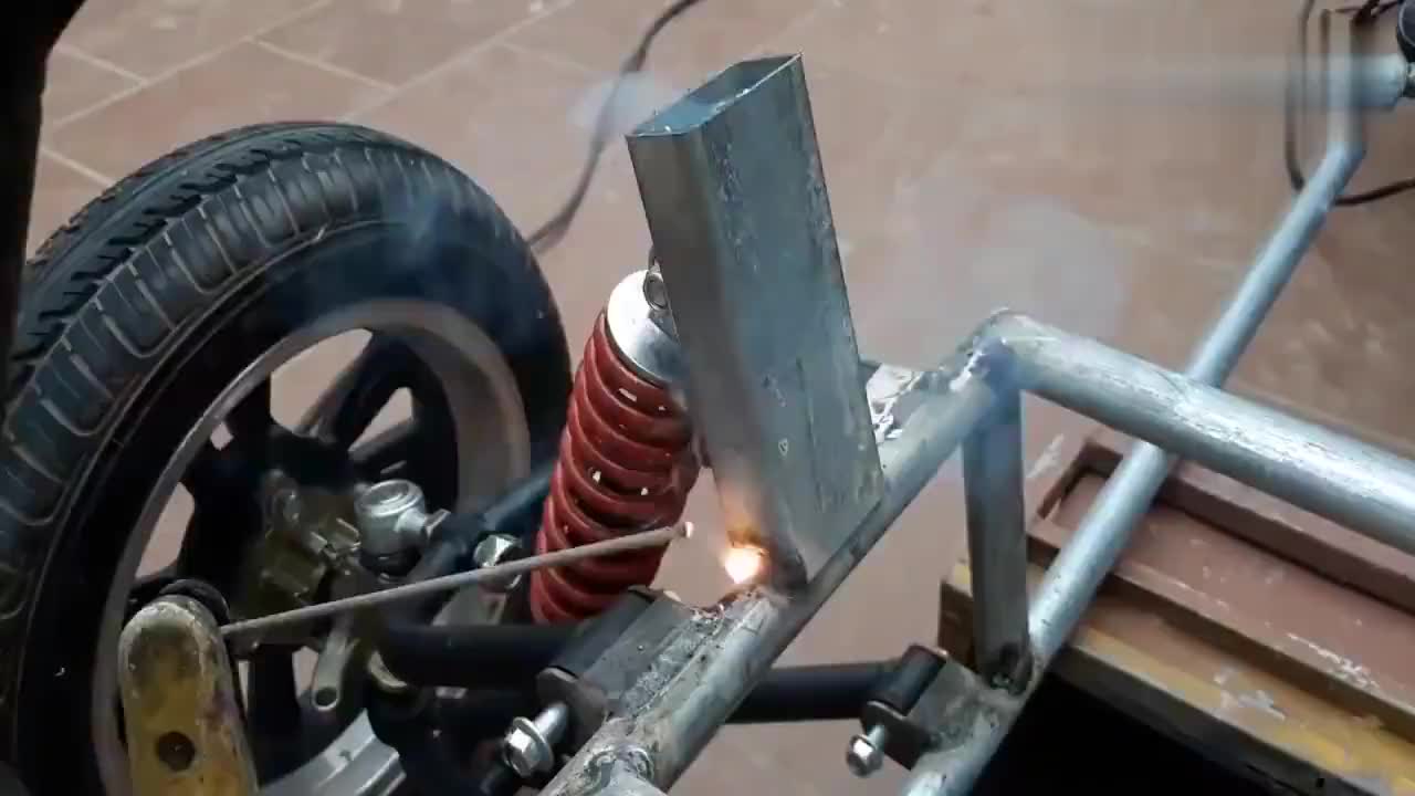 牛人自制了一辆三轮车关键是汽车上该有的功能一个都不少