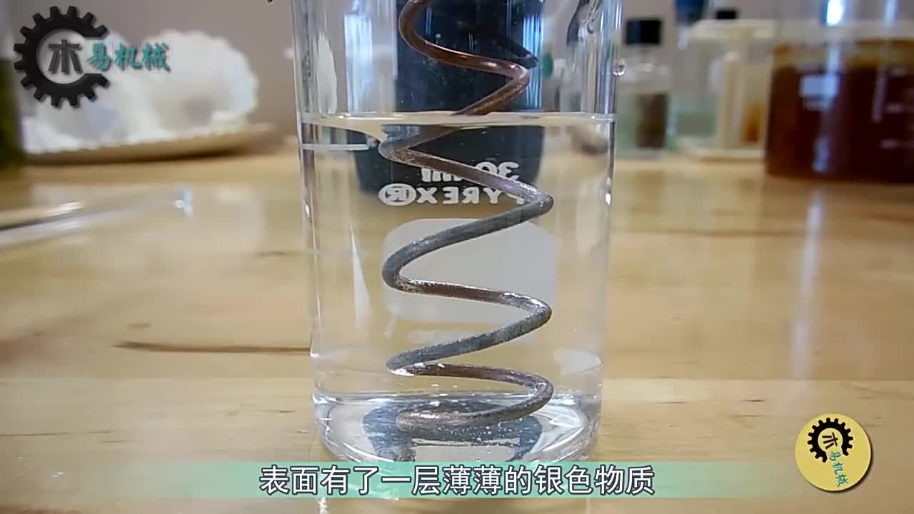 外国小伙用铜线做实验铜线浸泡在硝酸银中像条银色巨龙