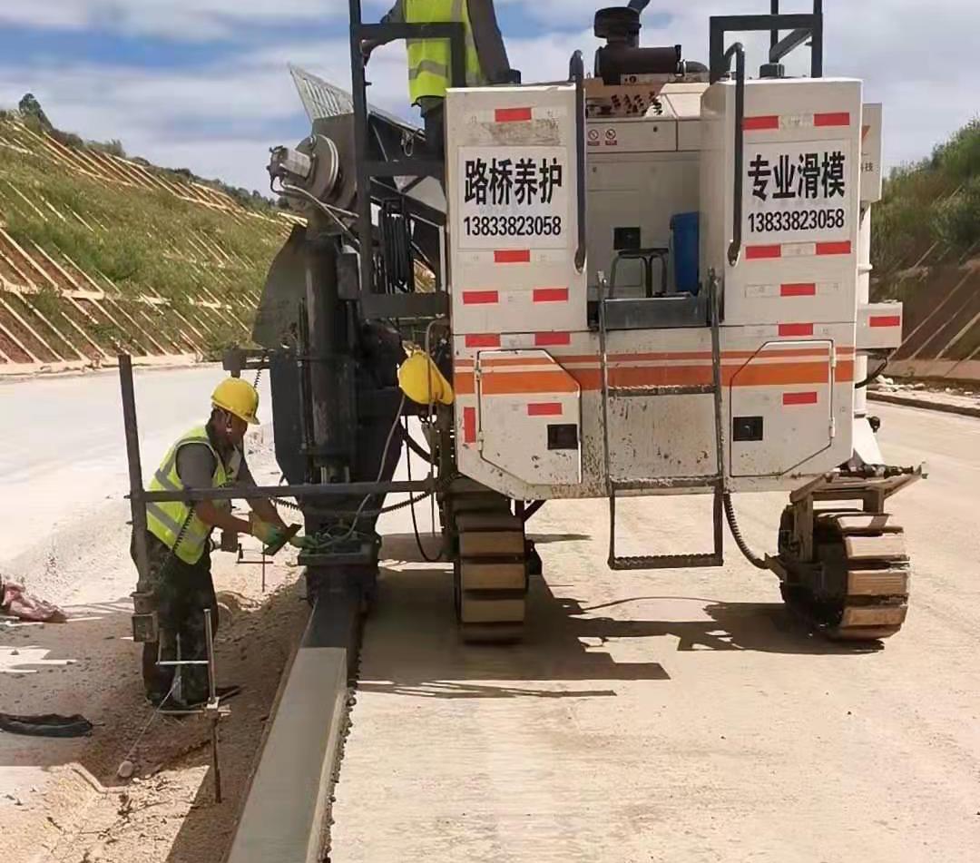 水泥混凝土滑模机施工