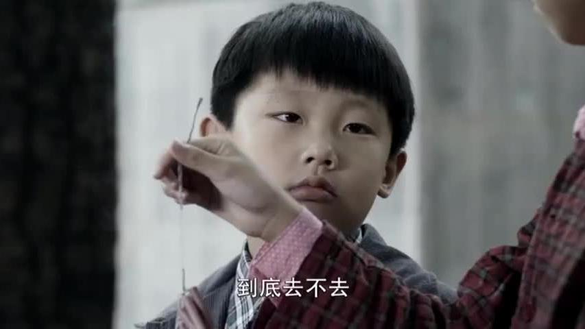 老师上厕所,姐姐让弟弟扔鞭炮进去,老师裤子都没来得及提,贼逗