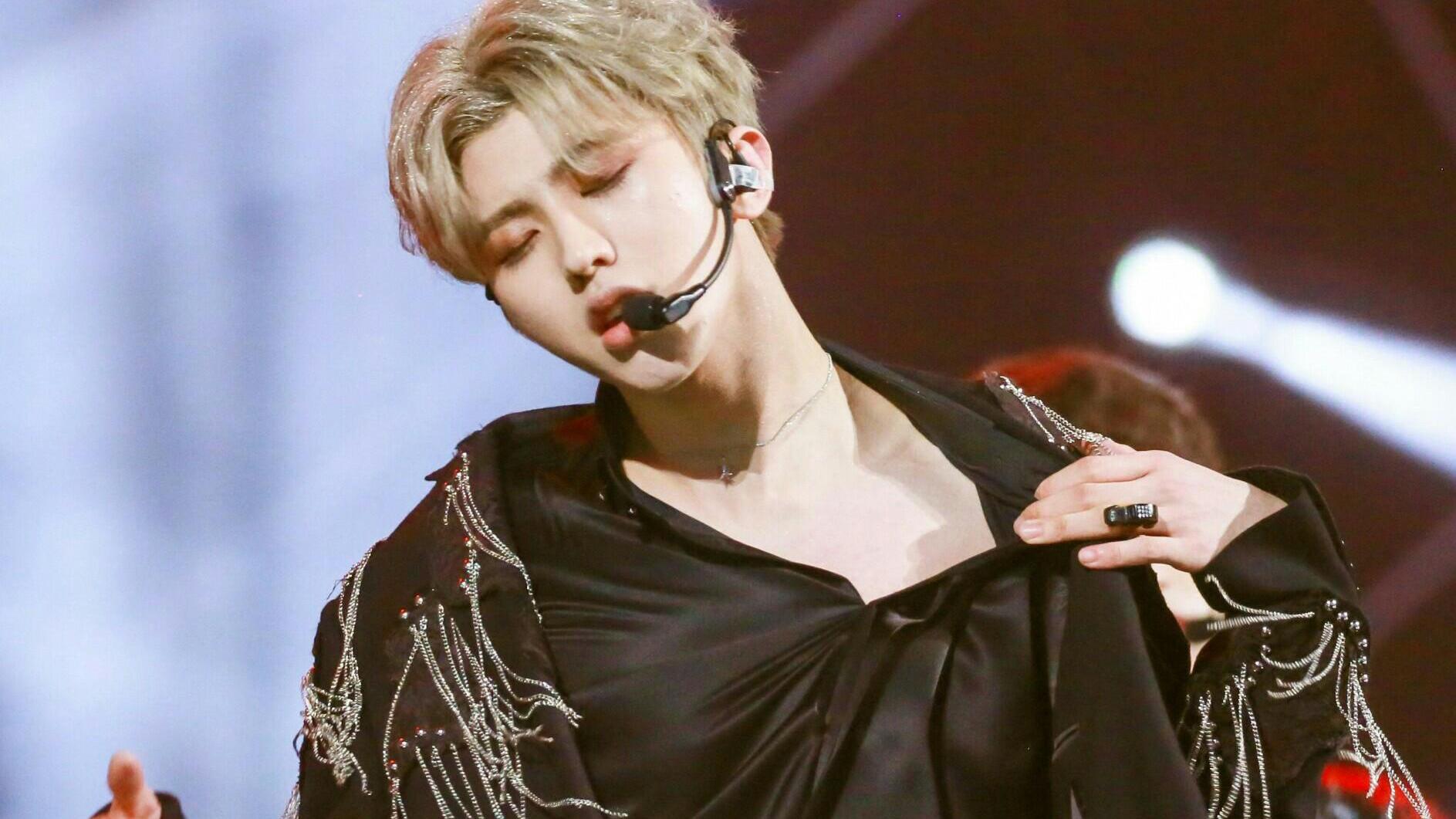 蔡徐坤《标签》舞台live,不羁慵懒的feel太绝了