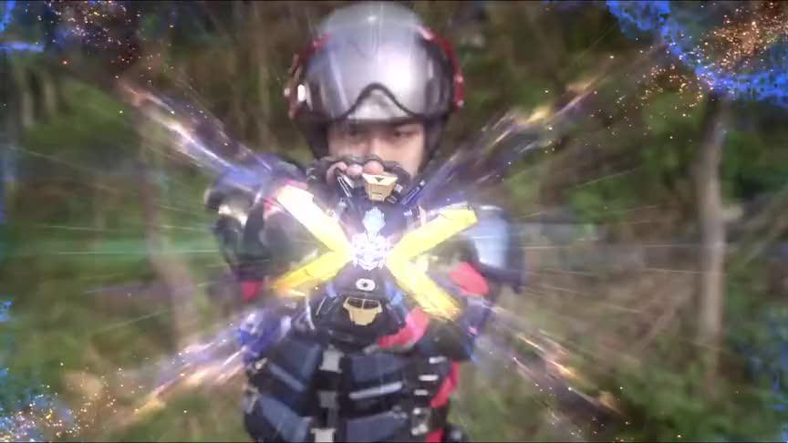 艾克斯奥特曼:大地变身很帅没错,可是过程被博士看到