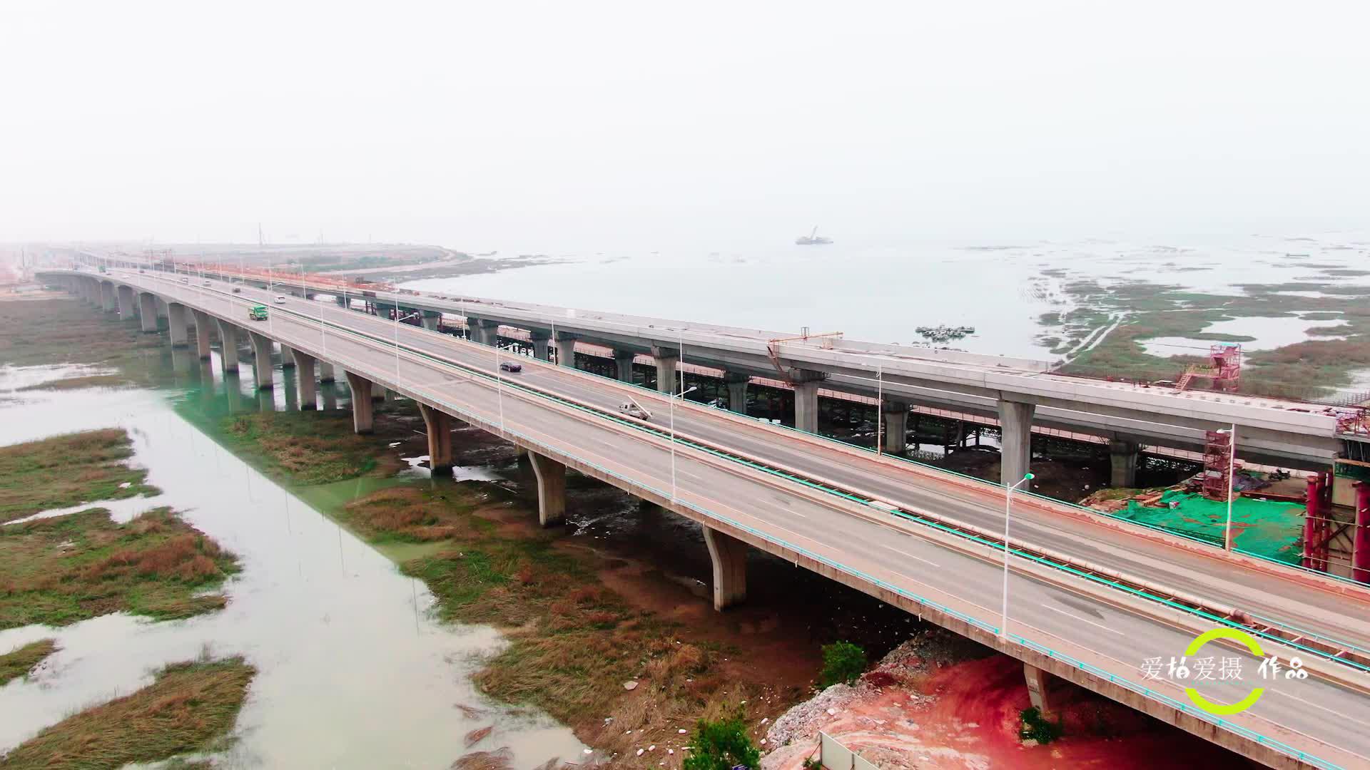 航拍厦门岛外连接翔安新机场的大嶝双向高架桥地铁与快速路并存