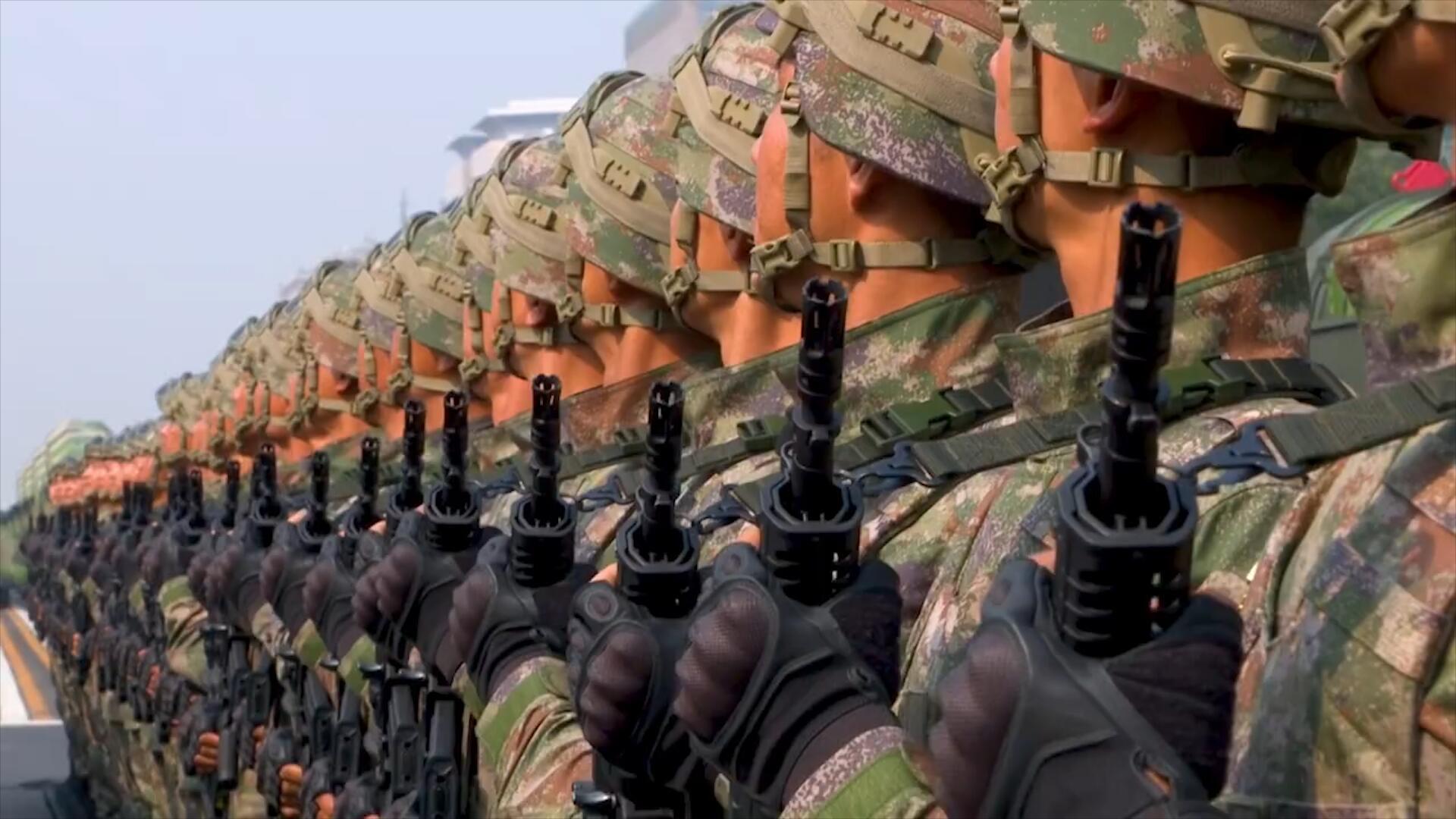 解放军战士,整齐列队,接受检阅,气势如虹!