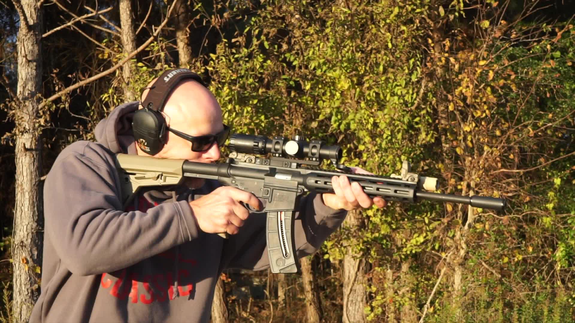 史密斯韦森mp15-22小口径步枪,配备消音器射击,消音效果真好