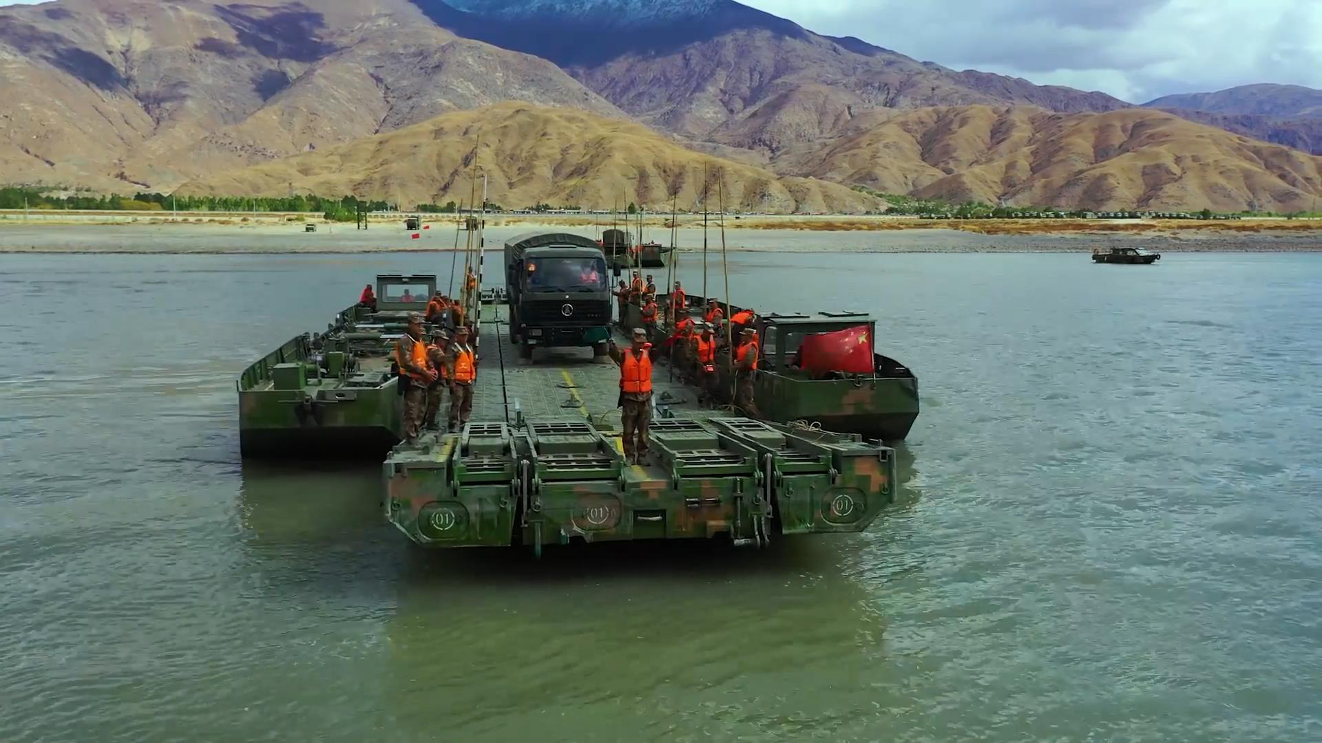 高原舟桥兵水上秀绝活!