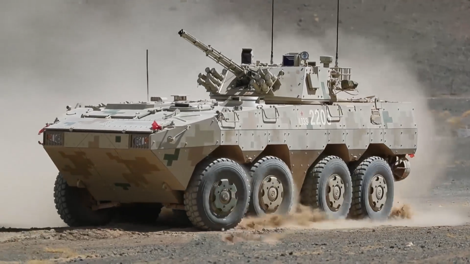 新式装甲步战车高原实弹射击!