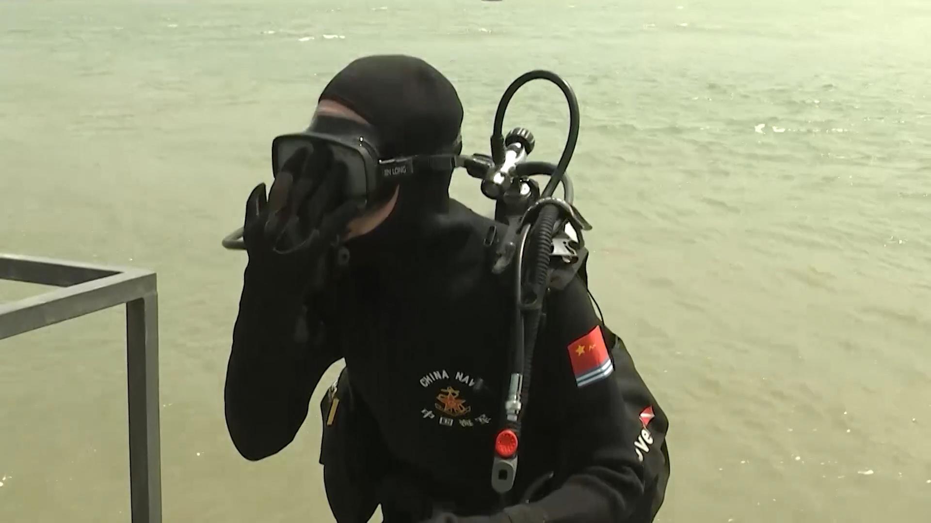 记者穿湿式潜水服,体验海军防救训练!