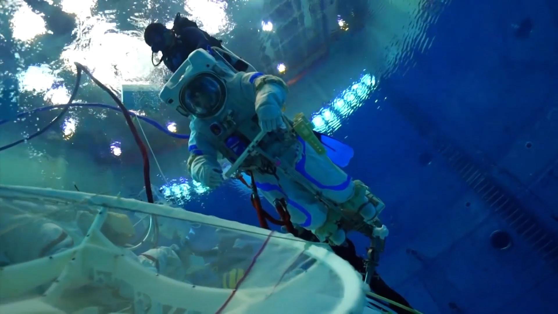 神舟十二号飞行乘组模拟失重环境水下训练影像公布!