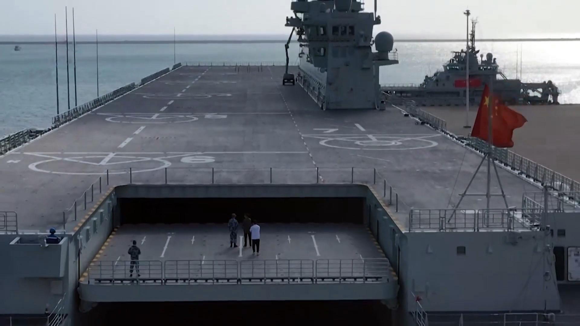 海南舰上直升机起降训练,记者被风吹得站不住脚!