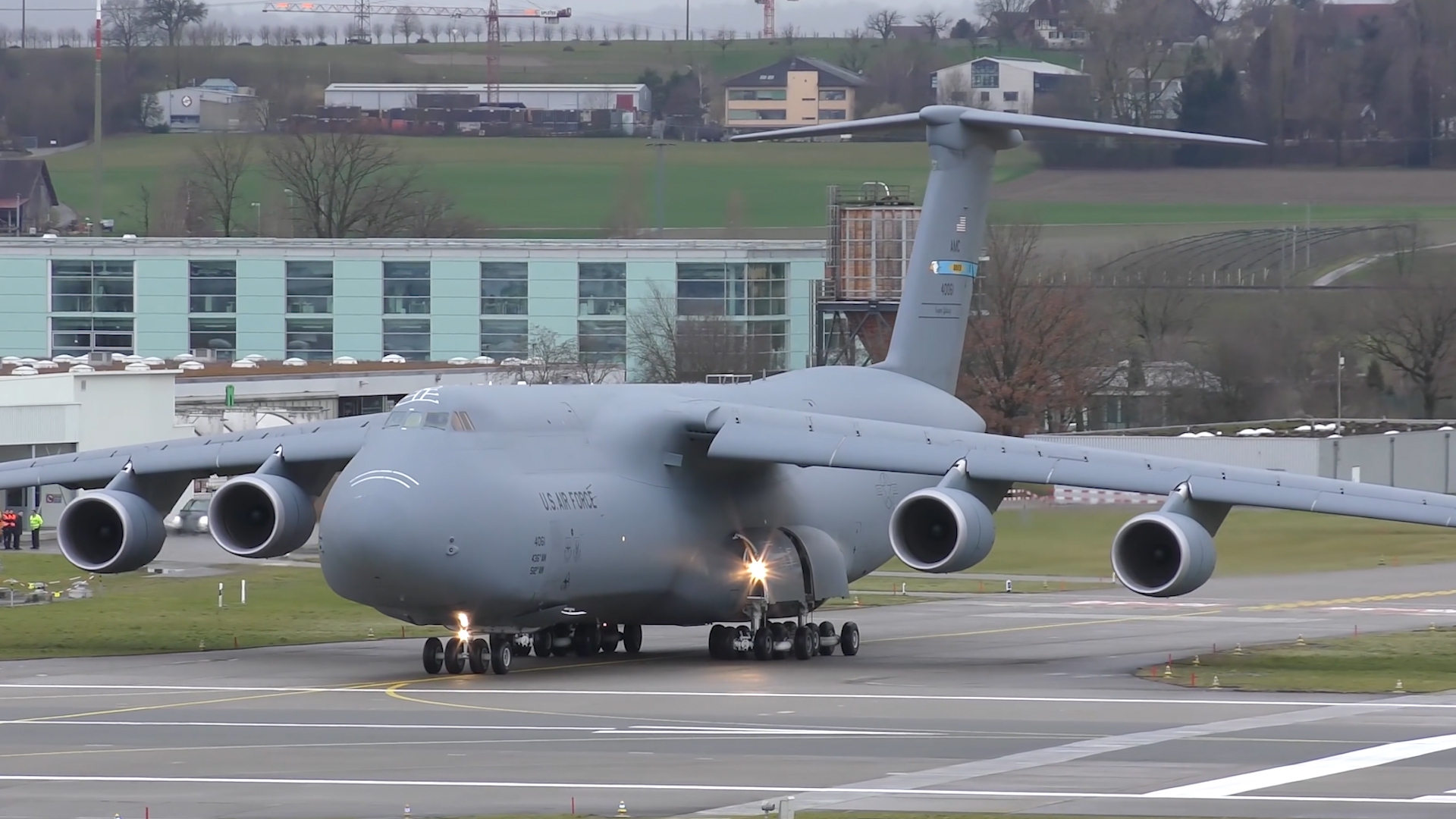 美国空军c-5m"超级银河"运输机,在瑞士苏黎世国际机场起飞!