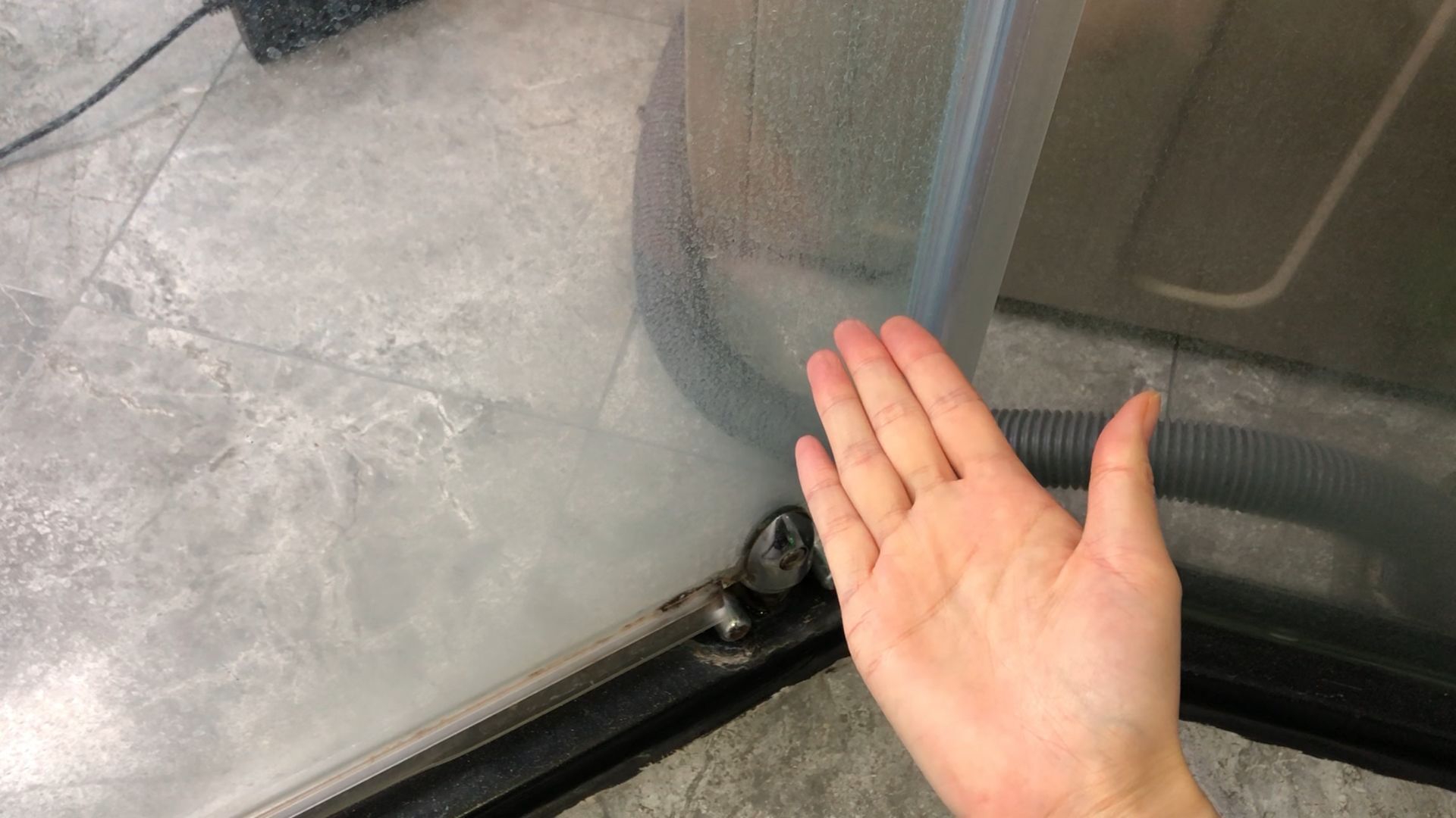 浴室玻璃上水垢难擦干净分享清洁窍门轻轻一抹全干净