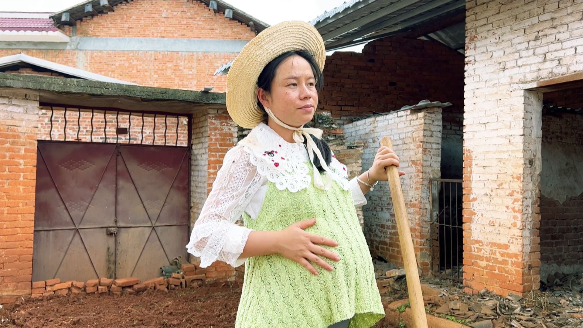 农村媳妇即将临盆挺着大肚子干农活这样的媳妇不多了