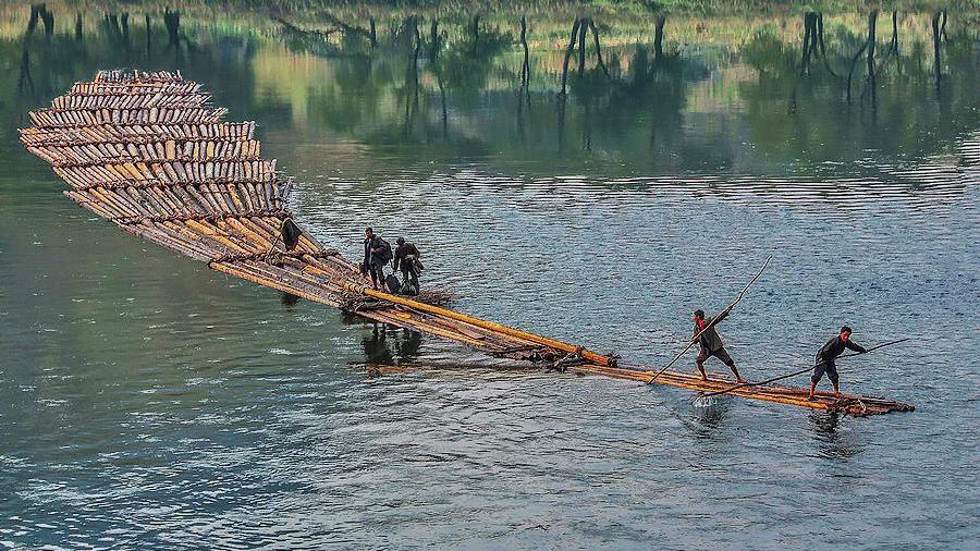 放木排水手用生命与激流搏斗,深山木材走出大山就像是一次历险记