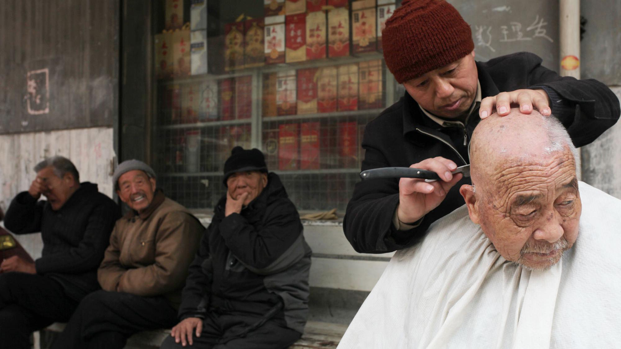 西安城中村的60后剃头匠:剃头40年,搬到哪里老顾客追随到哪里