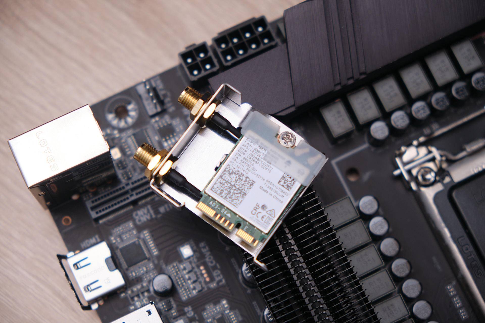 掀开了"盖头",网卡顺便带了下来,是一张intel的ax201,支持intel的cnvi