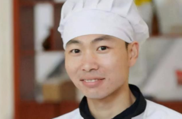 25岁"拉面哥"热度不在,当初辞职娶了漂亮女粉丝,如今被迫关店|田波