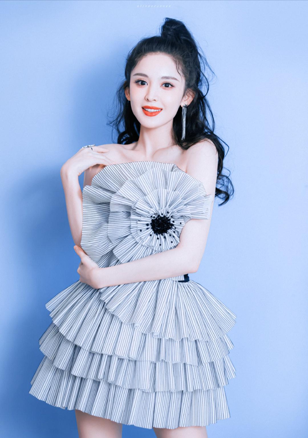 人比花娇古力娜扎穿一字肩短裙秀出美肩四层大耳环时髦又吸睛