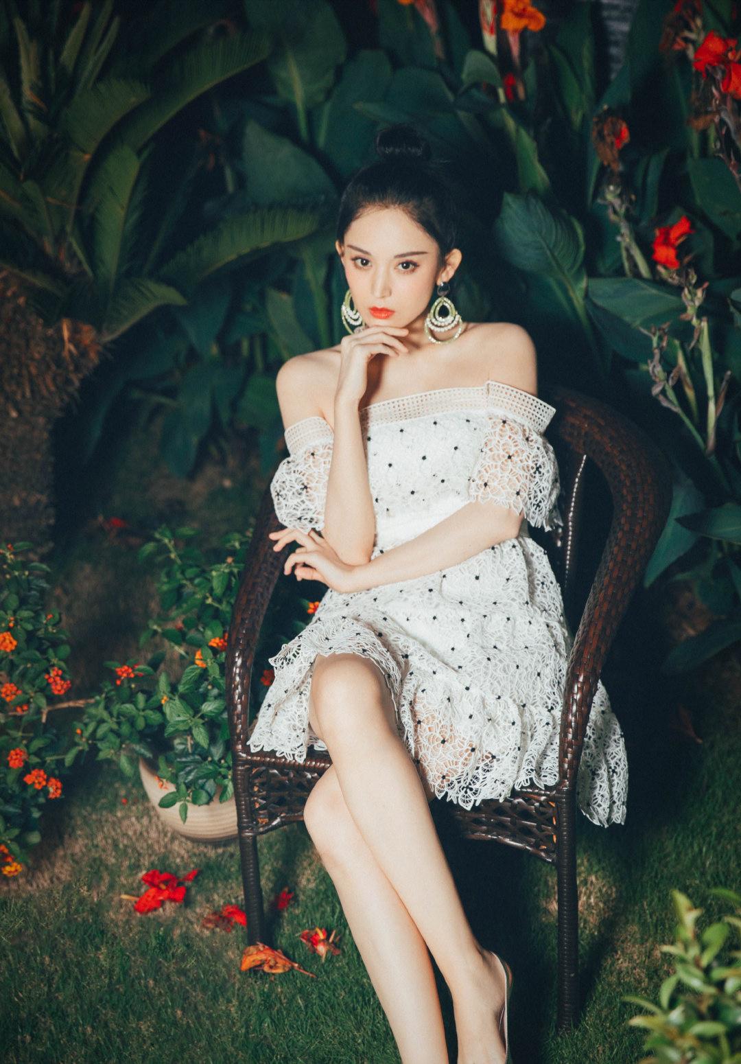 人比花娇古力娜扎穿一字肩短裙秀出美肩四层大耳环时髦又吸睛