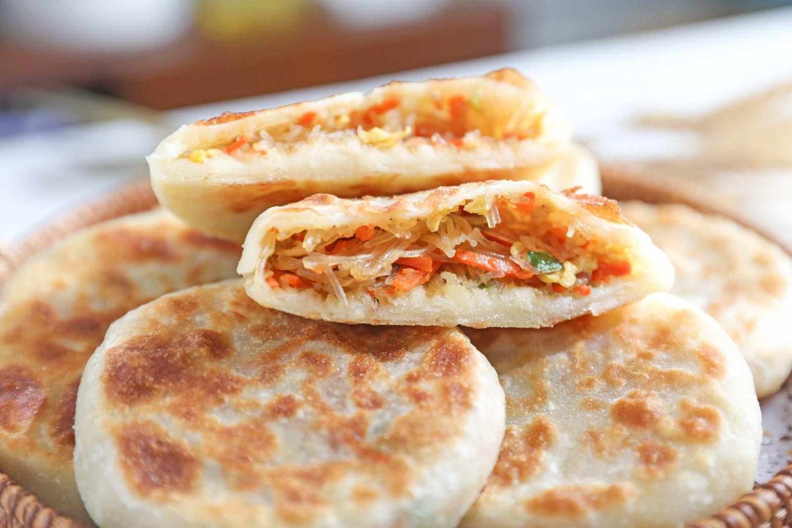 皮薄馅多的胡萝卜粉丝饼,放冷了也不硬,外脆里香,童年的味道