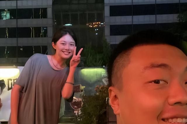 美女晚晚晒泳装照!故意站高凹出大长腿,自称做作不怕被骂|网红|比基尼|红圈|外形|蝴蝶_新浪新闻