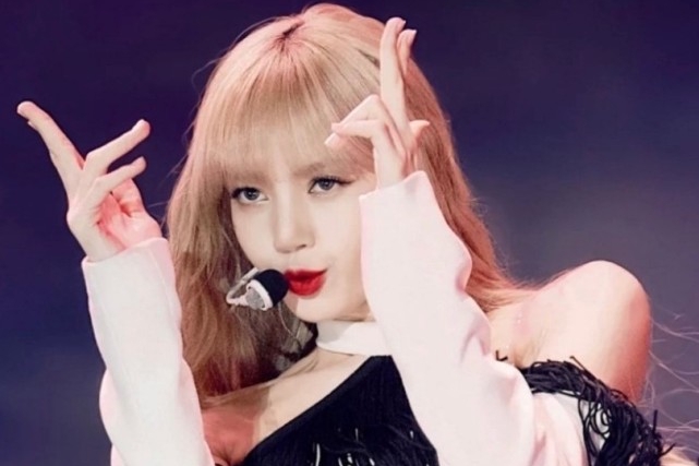Lisa钻石吊带造型曝光,无刘海造型被吐槽,发际线真的很高|lisa|blackpink|专辑|同名专辑|新歌_新浪新闻
