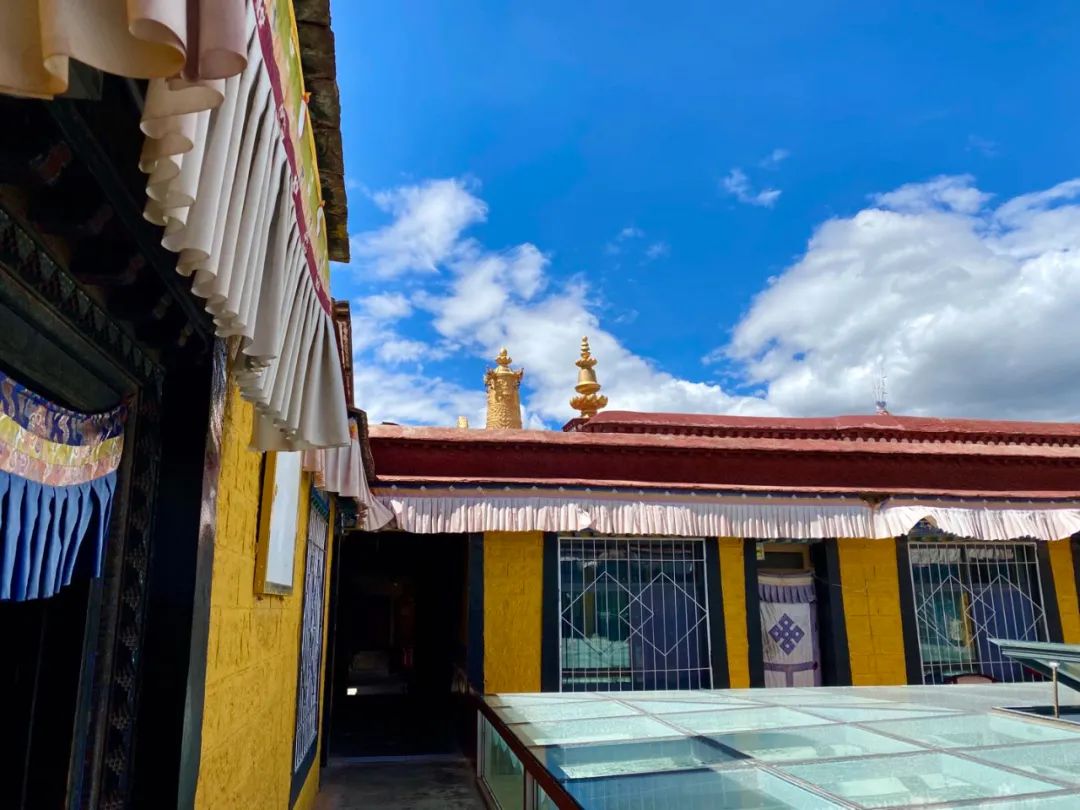 步行拉萨老城区,四大赞康之一,供奉着紫玛尔护法的丹杰林寺|丹杰林寺