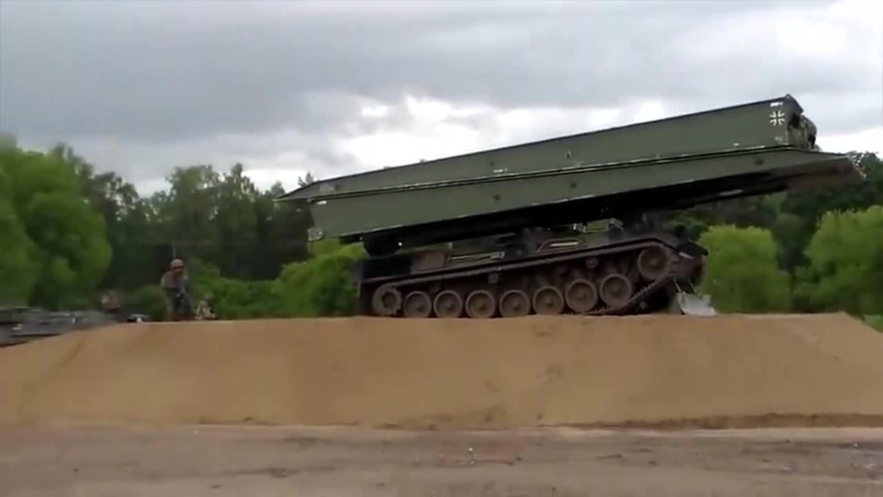 坦克铺冲击桥,难得一见!