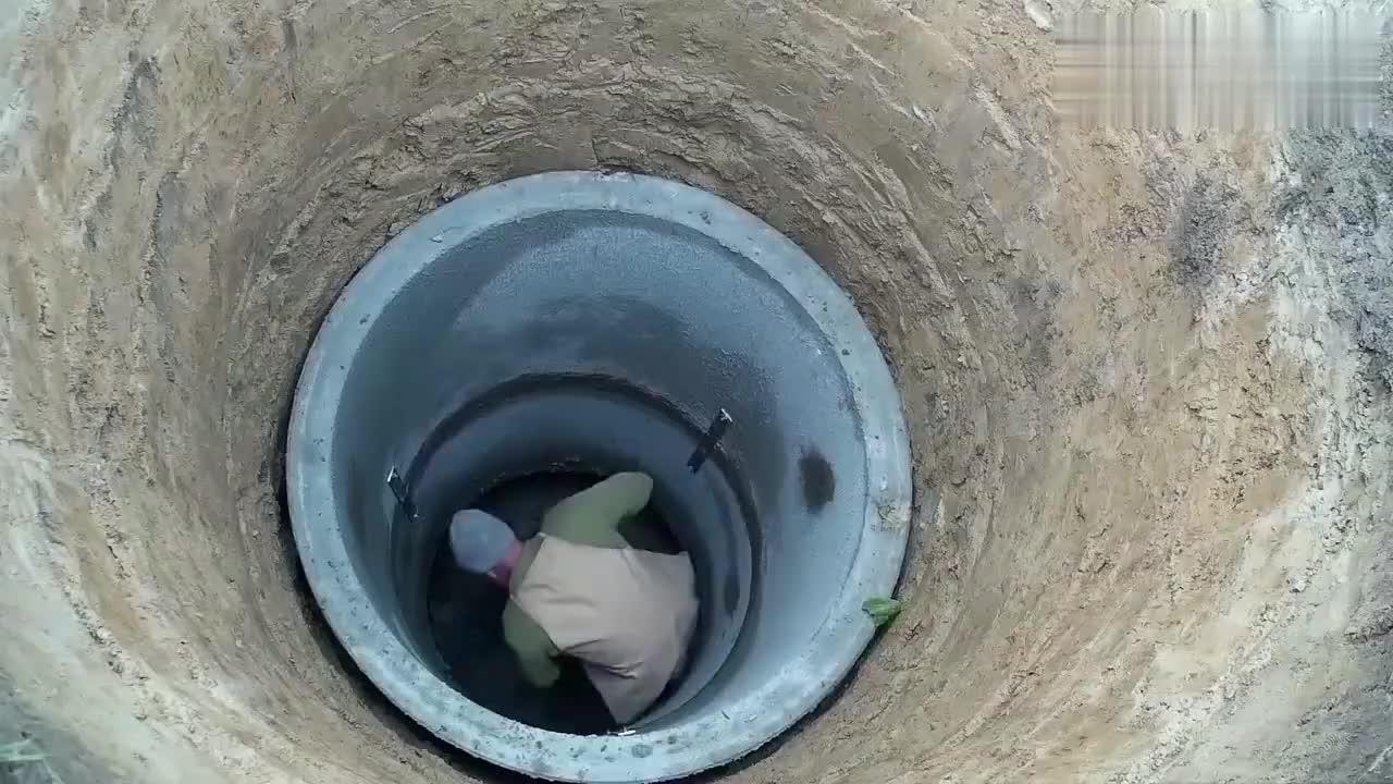 恕我直言挖井下水泥管可不是件容易事佩服那些工人