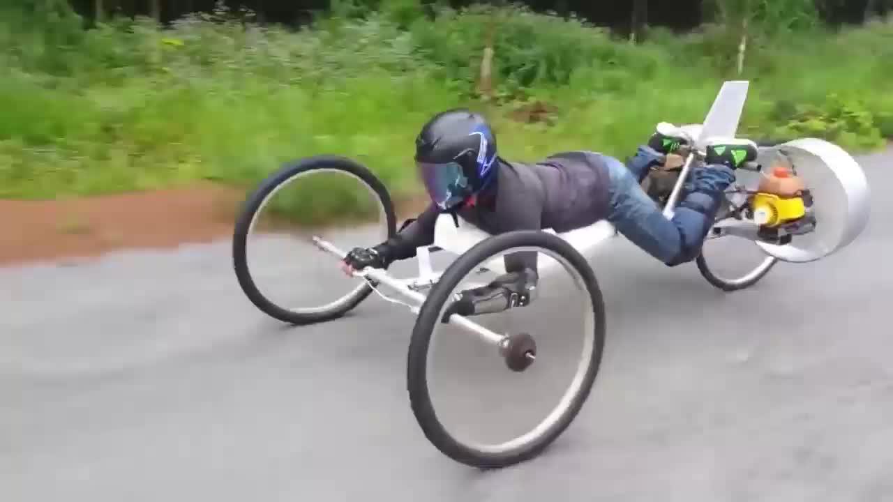 牛人自制螺旋桨三轮车造型很拉风